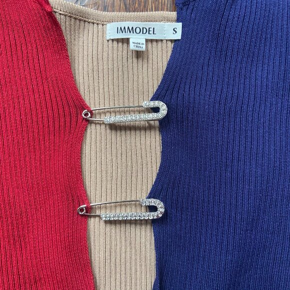 New Gorgeous Sweater Tank with Bling Fasteners - Picture 3 of 5